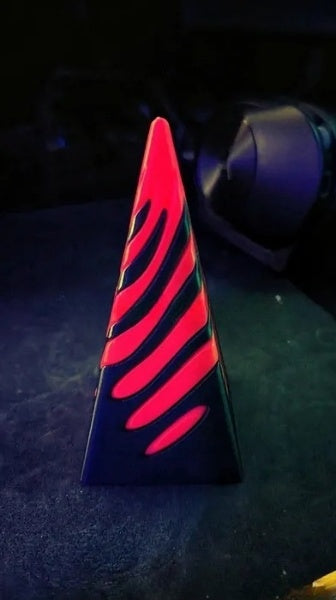 Imposible Pyramid Passthrough-skulptur