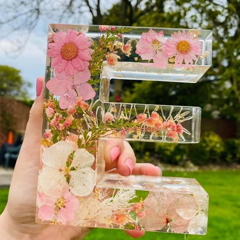 Nattlys med tørkede blomsterbokstaver