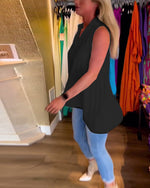 Ermeløs topp med volanger og revers