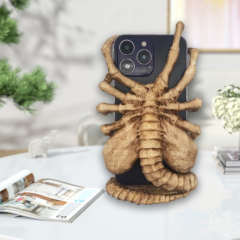 Fryktelig Facehugger-telefonholder